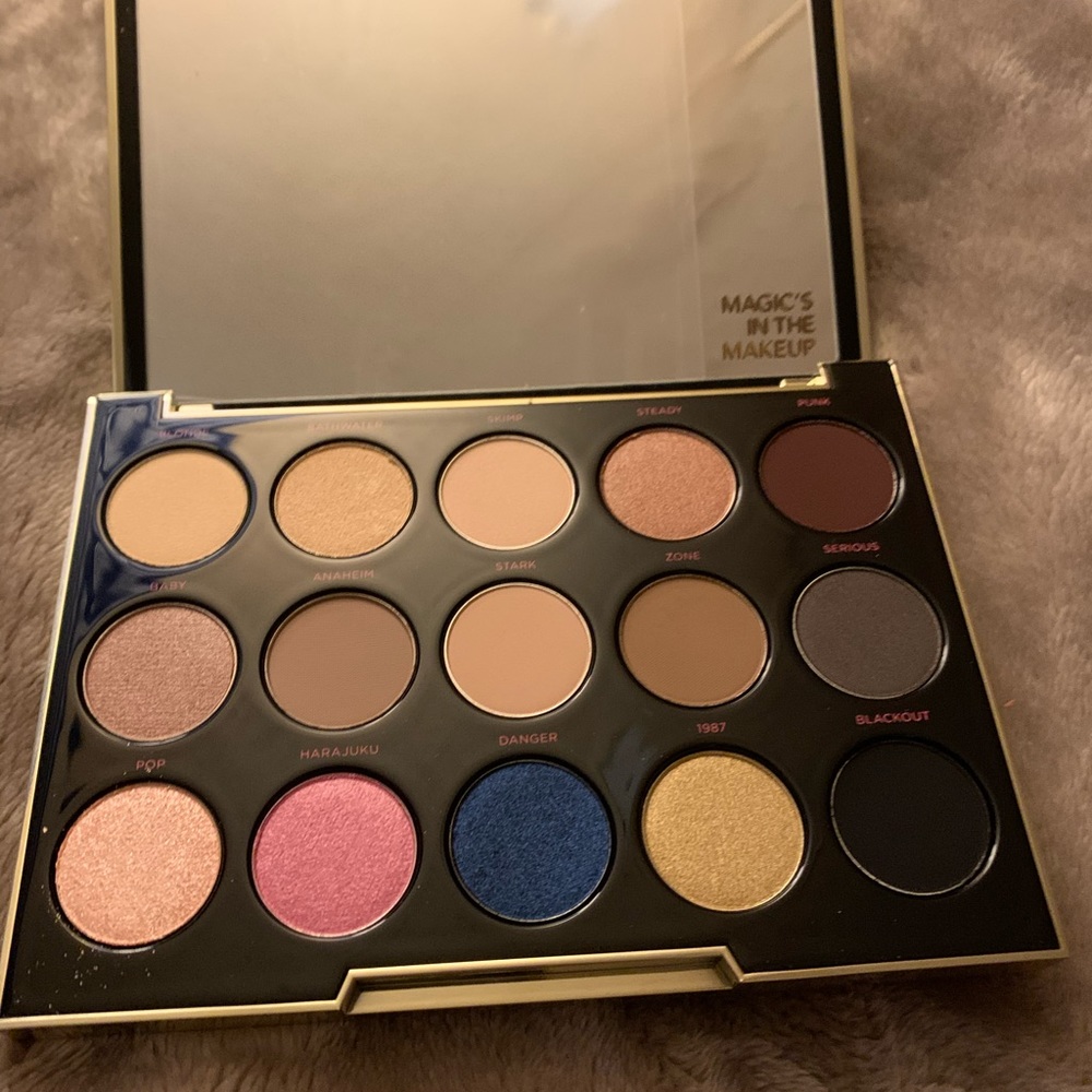 Urban Decay x Gwen Stefani Eyeshadow Palette.